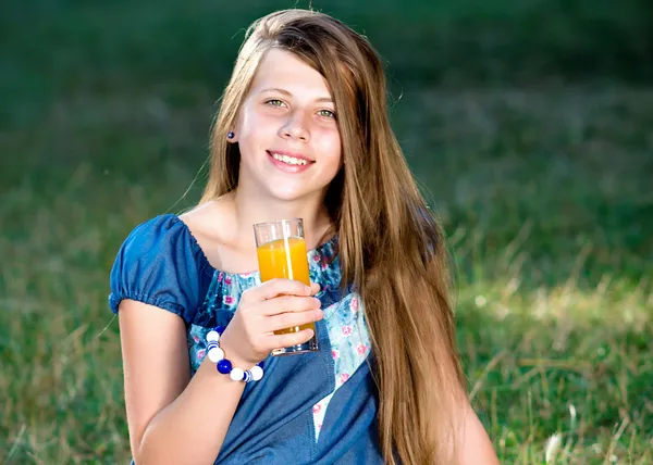 A girl holds a fresh citrus — Stock Photo, Image