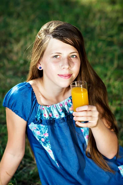 Ein Mädchen hält eine frische Zitrusfrucht in der Hand — Stockfoto