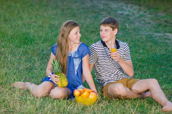 Jong paar ontspannen in het park — Stockfoto