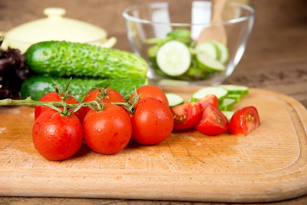 Preparación de ensalada a partir de verduras frescas . — Foto de Stock