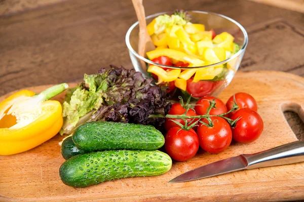 Подготовка салата из свежих овощей . — стоковое фото