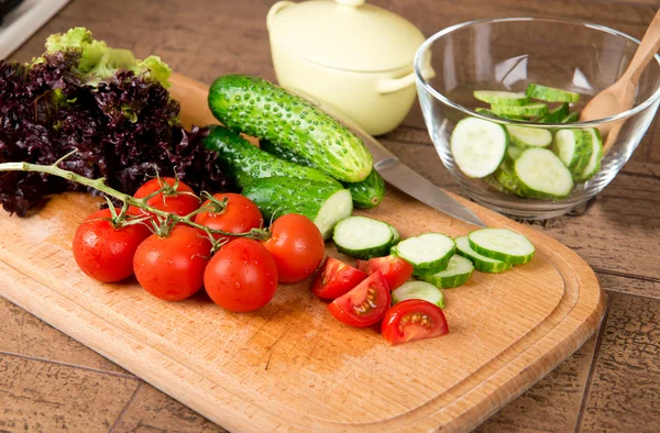 Подготовка салата из свежих овощей . — стоковое фото