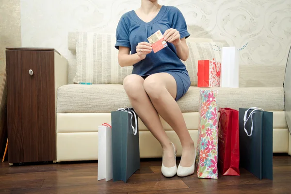 Dívka s nákupy. — Stock fotografie