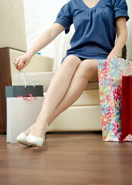 Menina com compras . — Fotografia de Stock