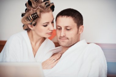 genç bir çift evde yatağında çalışma