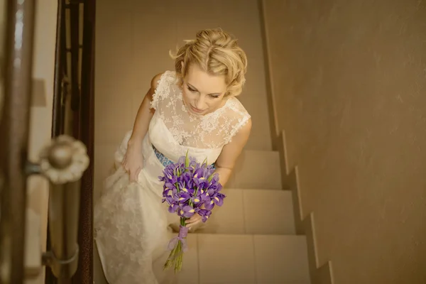 Wedding, Beautiful bride with bouquet of flowers — Stock Photo, Image