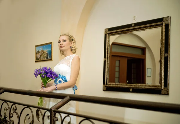 शादी, फूलों के बुकेट के साथ सुंदर दुल्हन — स्टॉक फ़ोटो, इमेज