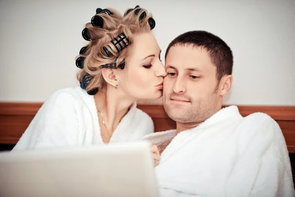 Mladý pár pracuje doma v posteli — Stock fotografie