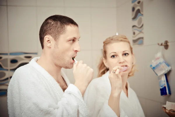 Pareja joven trabajando en casa en la cama —  Fotos de Stock