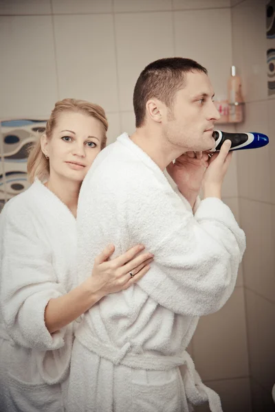 Casal jovem trabalhando em casa na cama — Fotografia de Stock