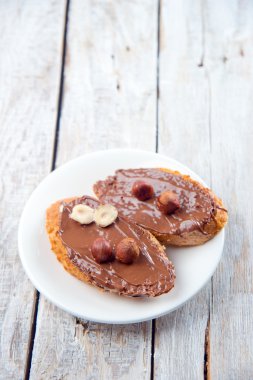 Çikolata kremalı ekmek ve kahve