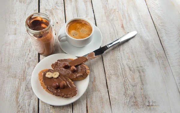 Brot mit Schokoladencreme und einer Tasse Kaffee — Stockfoto