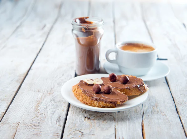 Pane con crema al cioccolato e una tazza di caffè — Foto Stock