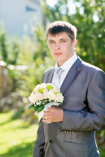 Bride with flowers — Stock Photo, Image