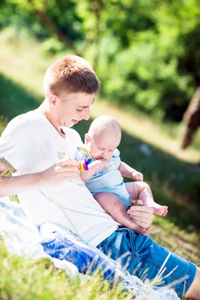 Jeune père avec bébé sur la nature . — Photo