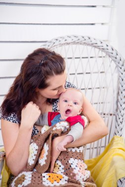 mutlu anne ile bebek resmi