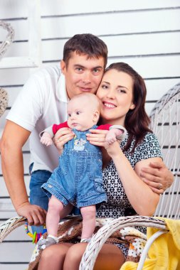 Aile. küçük çocuk ile güzel mutlu çift.