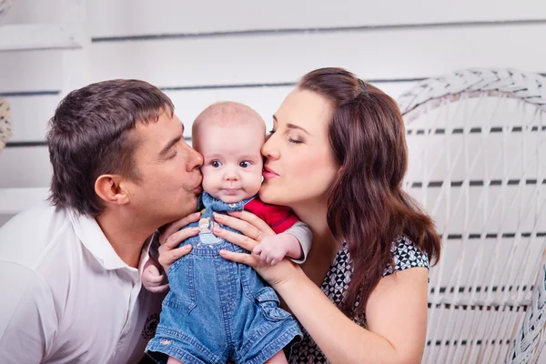 Familj. vackra lyckliga par med små barn. — Stockfoto