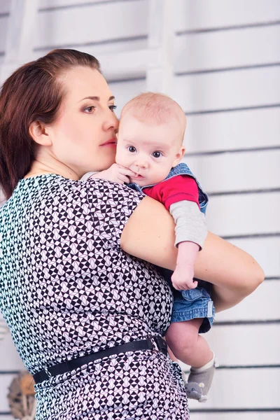 Foto van gelukkig moeder met schattige baby — Stockfoto