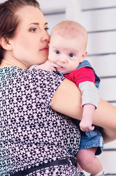 Image de mère heureuse avec bébé adorable — Photo