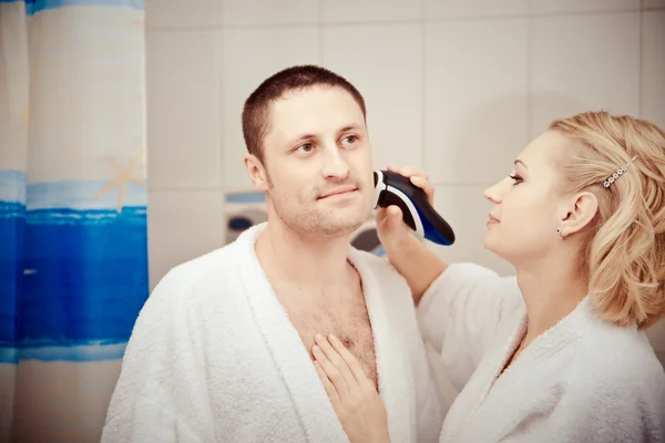 Man shaving electric razor — Stock Photo, Image