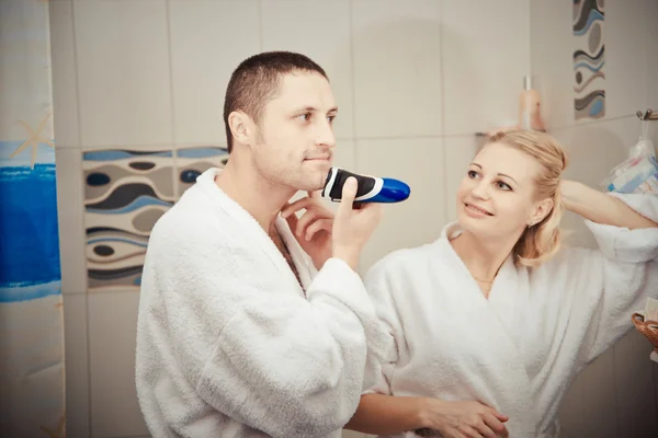 Man shaving electric razor — Stock Photo, Image
