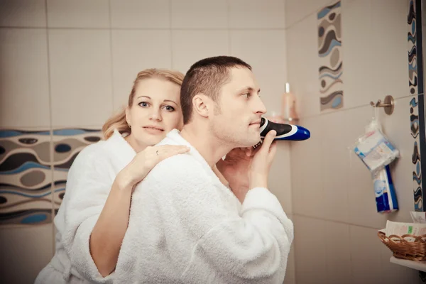 Mann rasiert Rasiermesser — Stockfoto