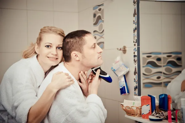 Man shaving electric razor — Stock Photo, Image