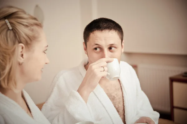 Uomo e donna che bevono caffè al mattino a letto . — Foto Stock