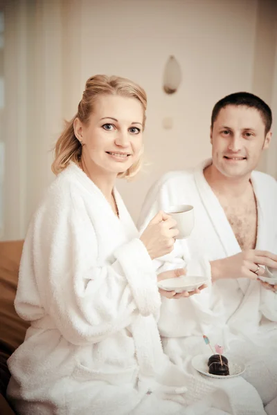 Man and woman drinking coffee in the morning in bed. — Stock Photo, Image