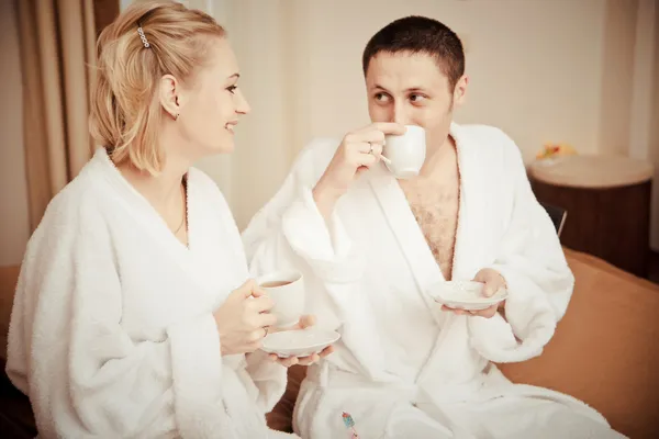 Mann und Frau trinken morgens Kaffee im Bett. — Stockfoto