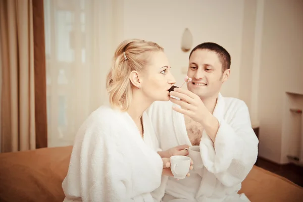 Man and woman drinking coffee in the morning in bed. — Stock Photo, Image