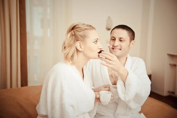 Homme et femme buvant du café le matin au lit . — Photo