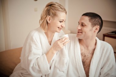 erkek ve kadın yatakta yalan