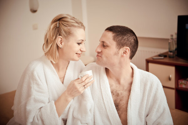 Мужчина и женщина лежат на кровати
