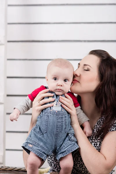 Foto van gelukkig moeder met schattige baby — Stockfoto