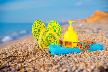  şeyler için plaj havlusu, güneş kremi, flip flop