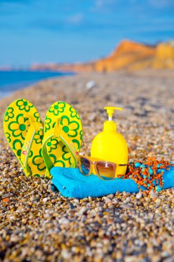  şeyler için plaj havlusu, güneş kremi, flip flop