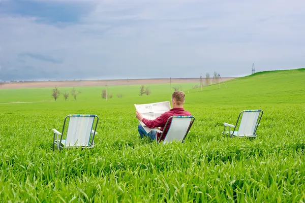 Uomo che legge un giornale all'aperto — Foto Stock