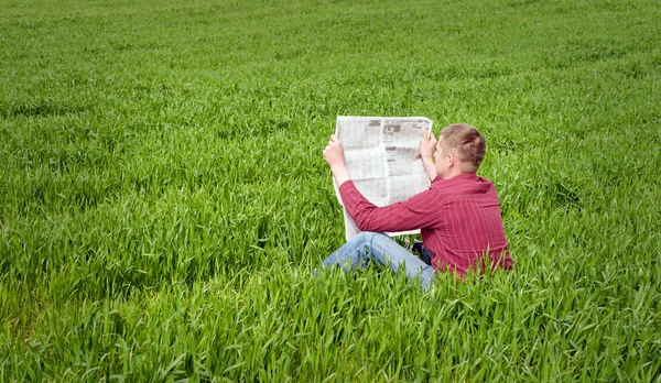 Uomo che legge un giornale all'aperto — Foto Stock