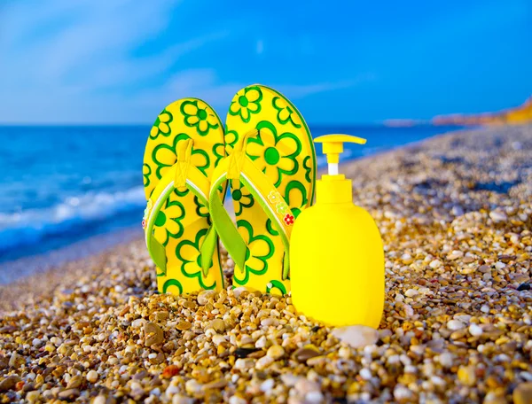 Şeyler için plaj havlusu, güneş kremi, flip flop — Stok fotoğraf