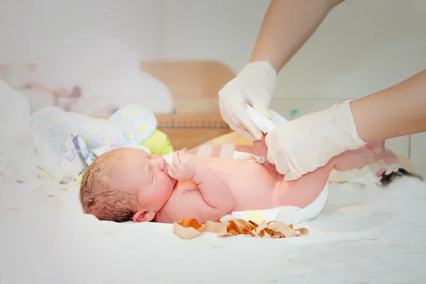 Messung des Neugeborenen im Krankenhaus — Stockfoto