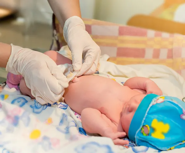 Měření novorozence v nemocnici — Stock fotografie