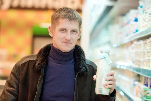 El hombre compra productos lácteos en el supermercado — Foto de Stock