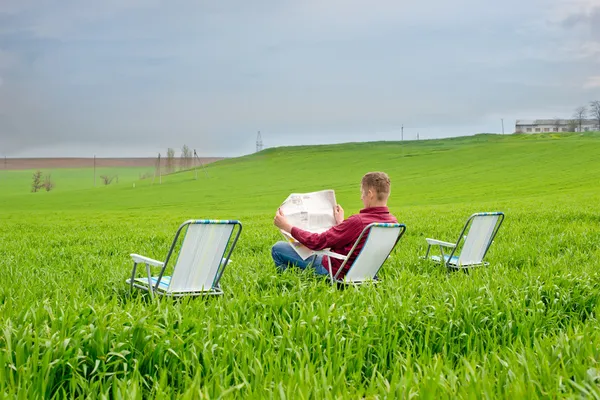 Man reading a newspaper outdoors — Stock Image Man reading a newspaper outdoors Royalty Free Stock Images
