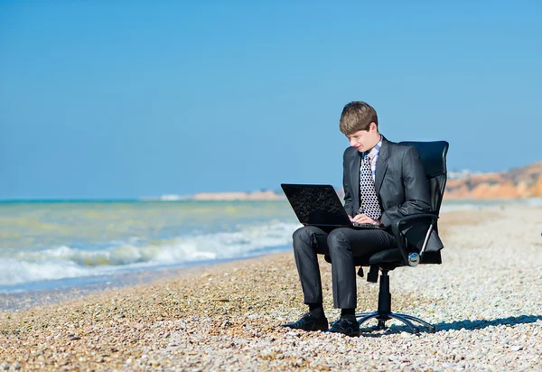 Freelancer werkt op een laptop. — Stockfoto
