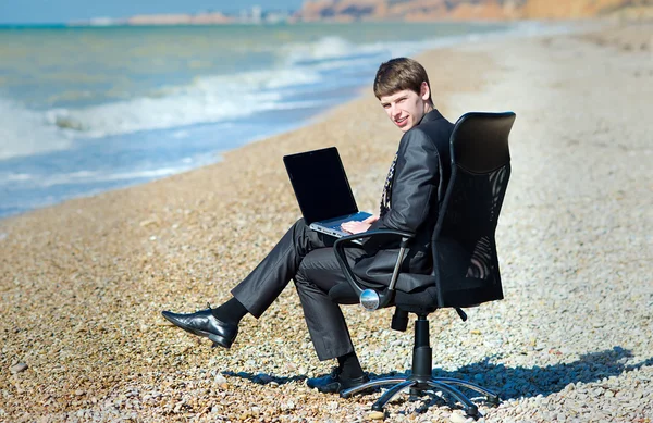 Freelancer werkt op een laptop. — Stockfoto