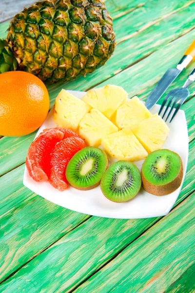 Čerstvé tropické ovoce ananas, grapefruit, kiwi — Stock fotografie