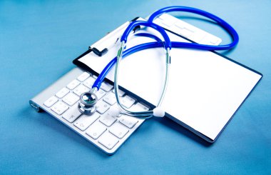 laptop klavye stetoskop. Tıp kavramı