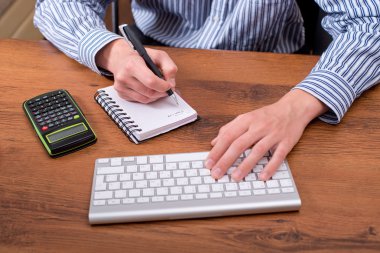 genç adam bir bilgisayar klavye üzerinde çalışma